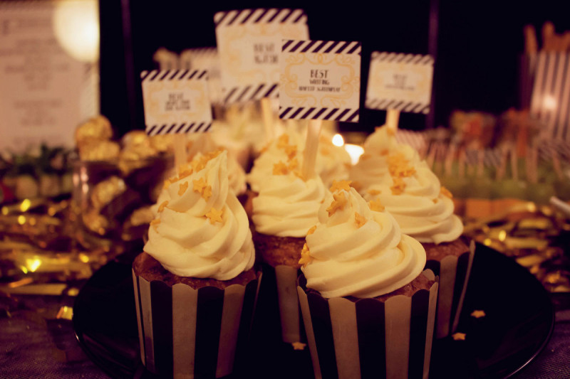 aperol-cupcakes mit aperol-topping