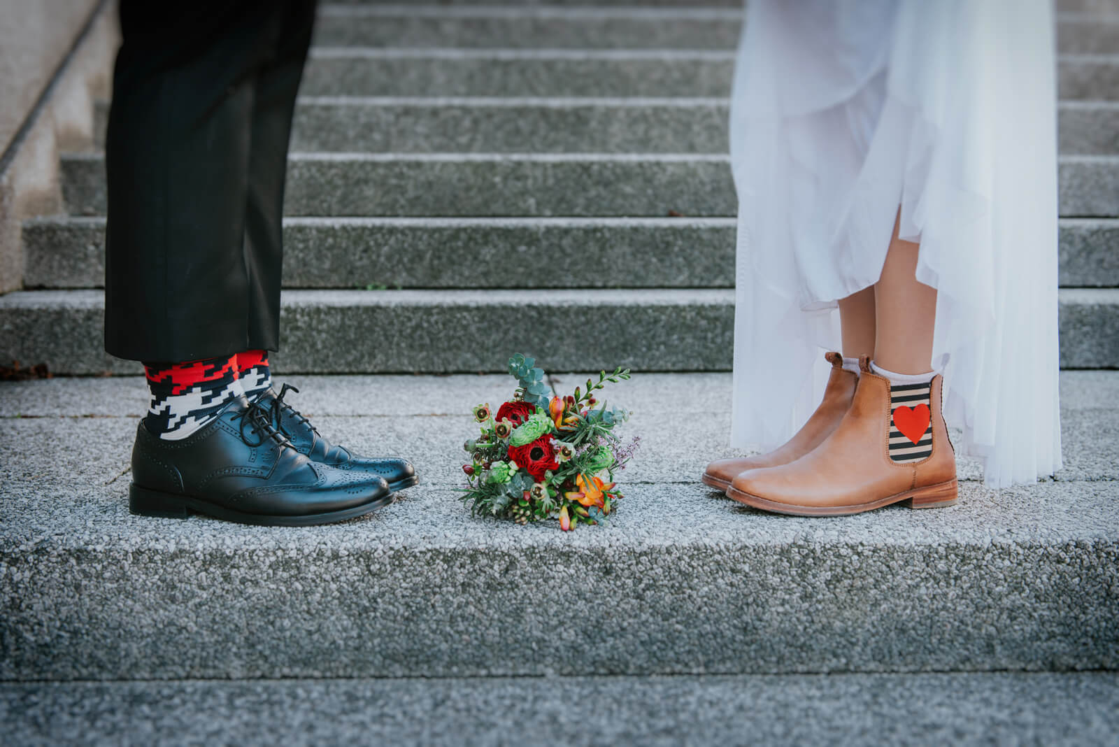 winterhochzeit - schuhe & brautstrauß (foto: markus maierhofer)