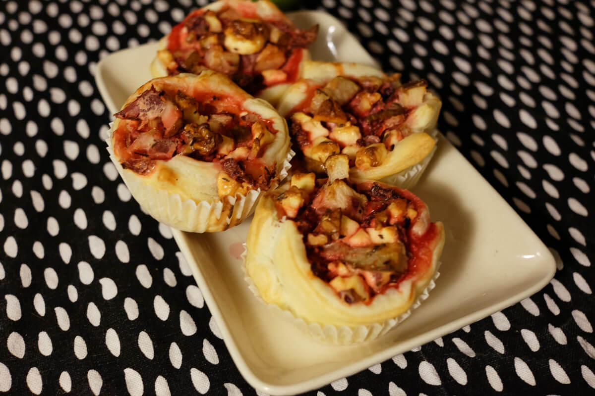 partyfood: pikante blätterteig-muffins mit roten rüben, birnen & feta