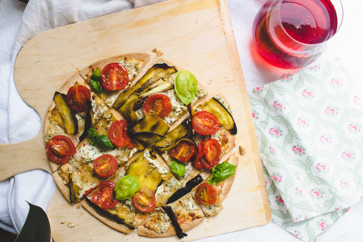 flammkuchen mit tomaten, melanzani & ricotta - einfaches rezept