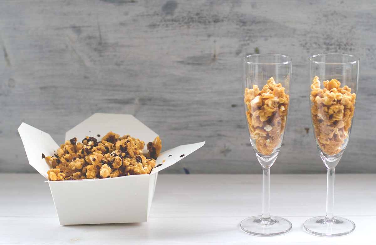 Gourmet-Popcorn mit Ahornsirup-Salzkaramell und Schokolade