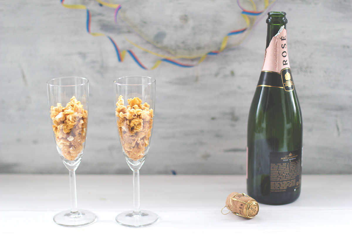 Gourmet-Popcorn mit Ahornsirup-Salzkaramell und Schokolade