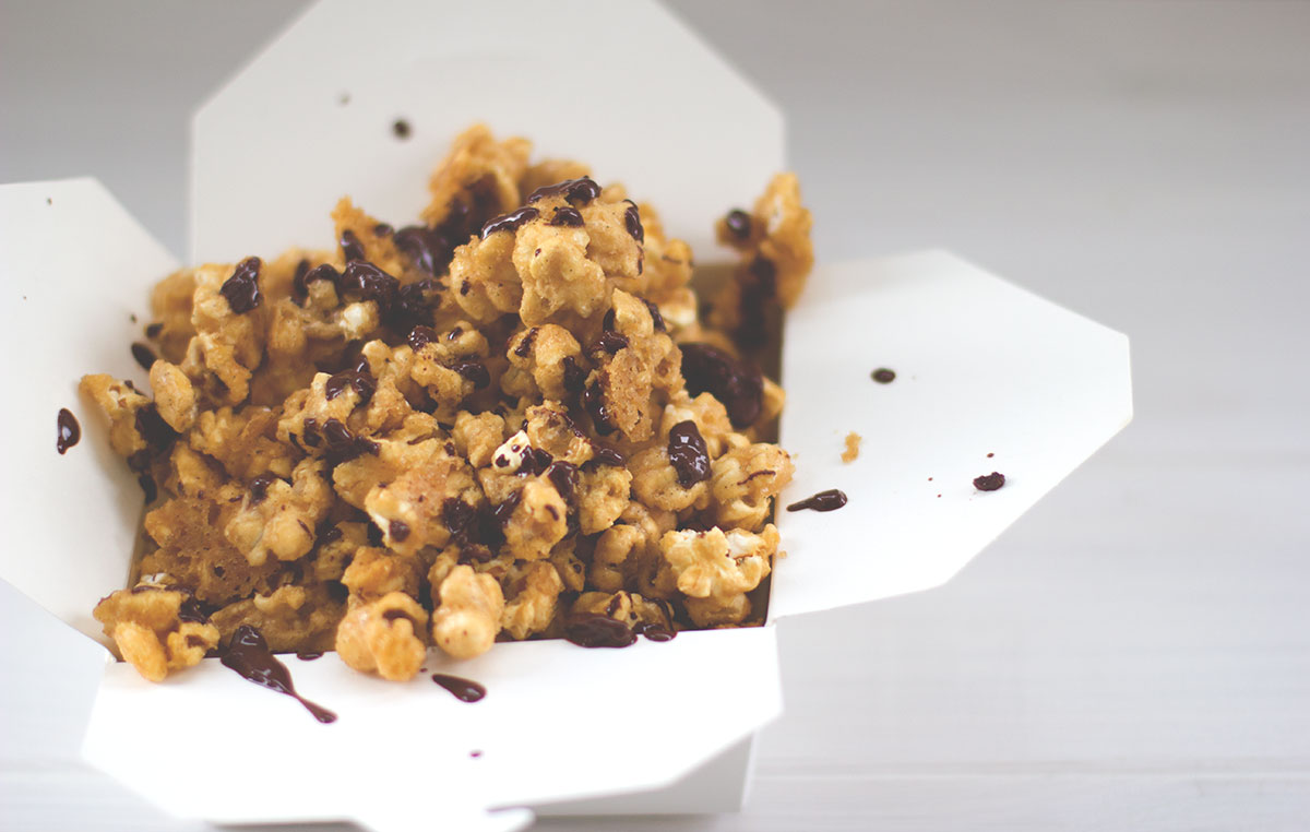 Gourmet-Popcorn mit Ahornsirup-Salzkaramell und Schokolade