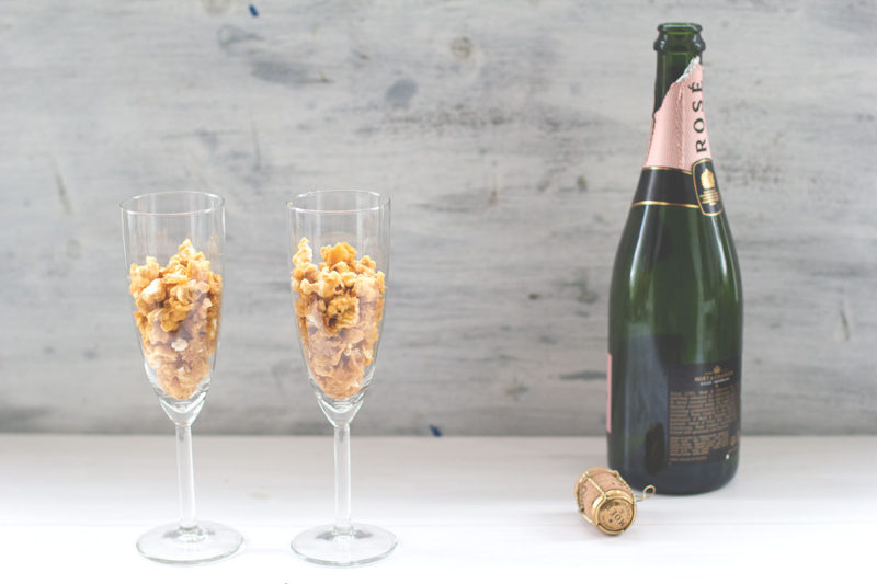 Gourmet-Popcorn mit Ahornsirup-Salzkaramell und Schokolade