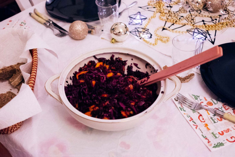 rotkohl-salat mit frischer mango - beilage zu fleischgerichten