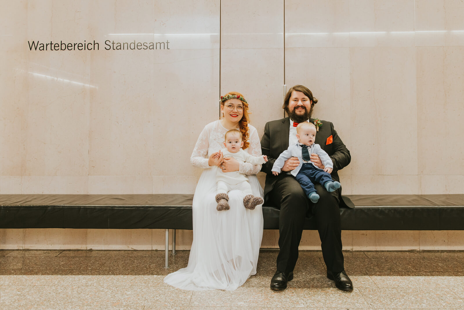 warten im standesamt auf unsere hochzeit (foto: markus maierhofer)