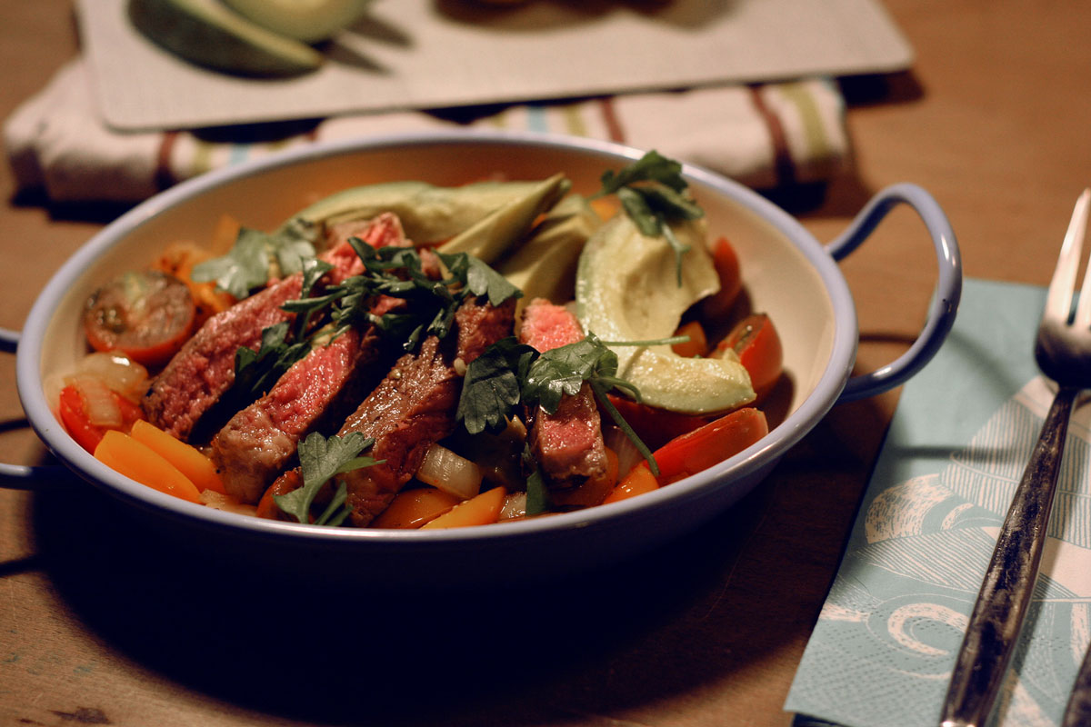 steakpfanne mit avocado