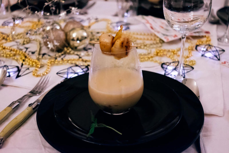 Topinambur-Kartoffel-Suppe mit Jakobsmuscheln & Kartoffelchip