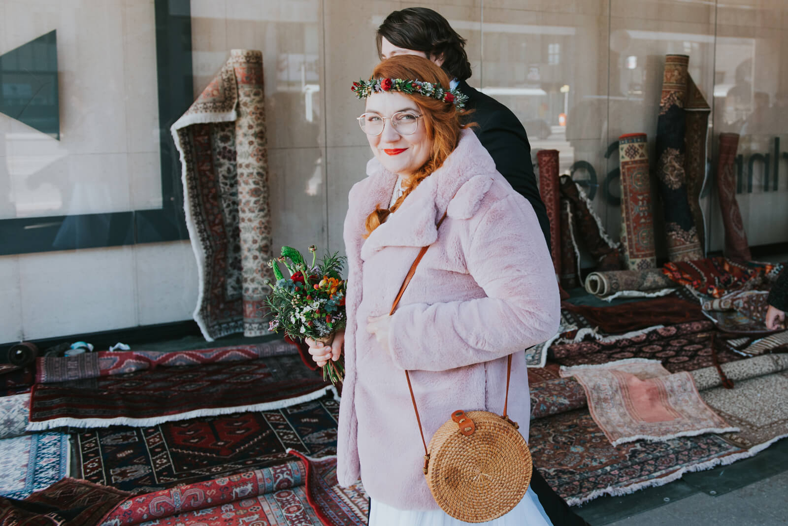 im hochzeitskleid über den flohmarkt (foto: markus maierhofer)