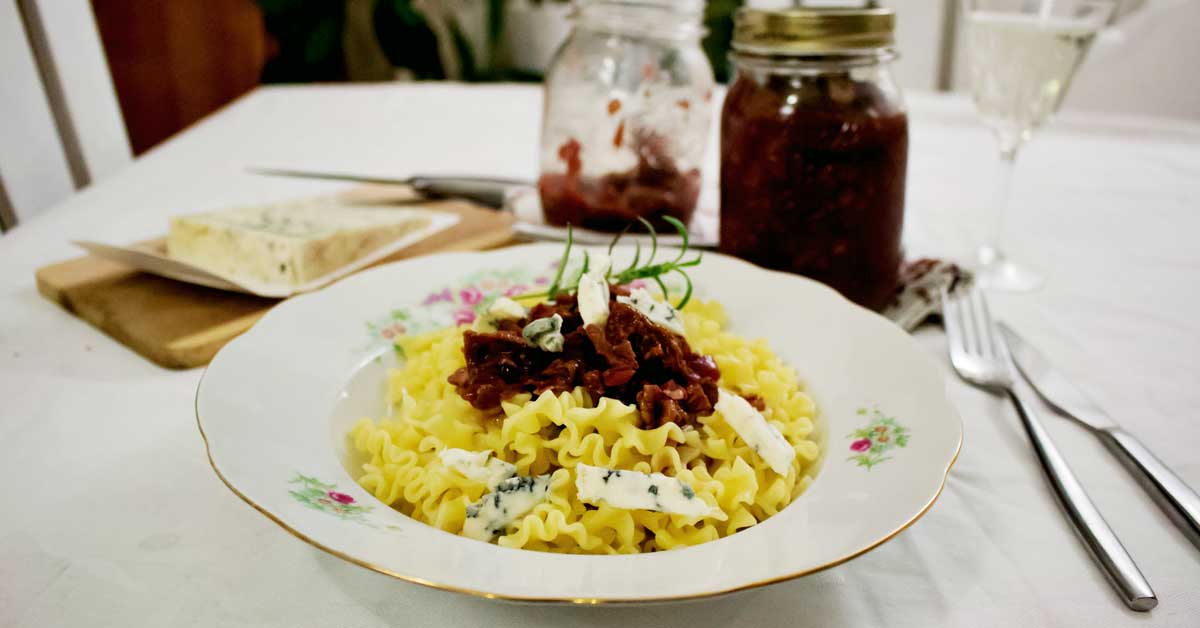 pasta mit zwetschken-walnuss-chutney &amp; gorgonzola